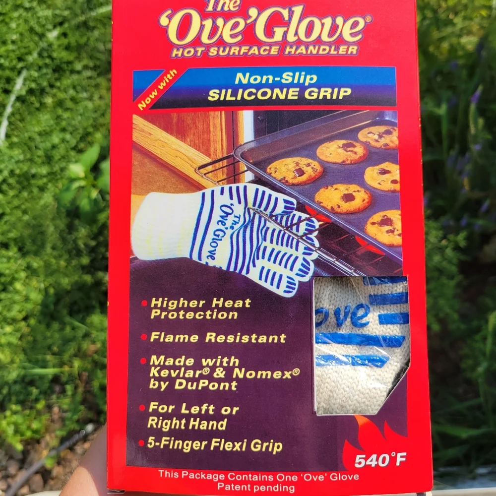 Heat-Resistant Kitchen Glove in Blue and Cream